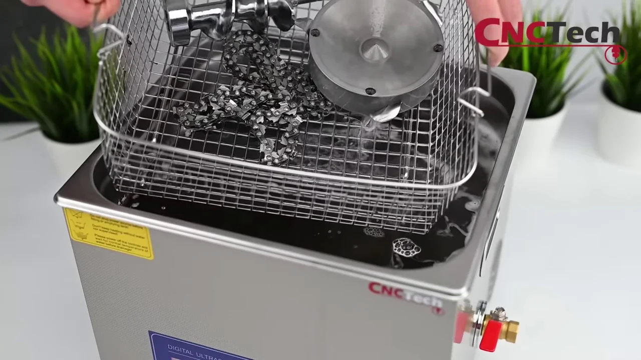 När korgen lyfts upp: tydligt renare yta på samma runda detalj